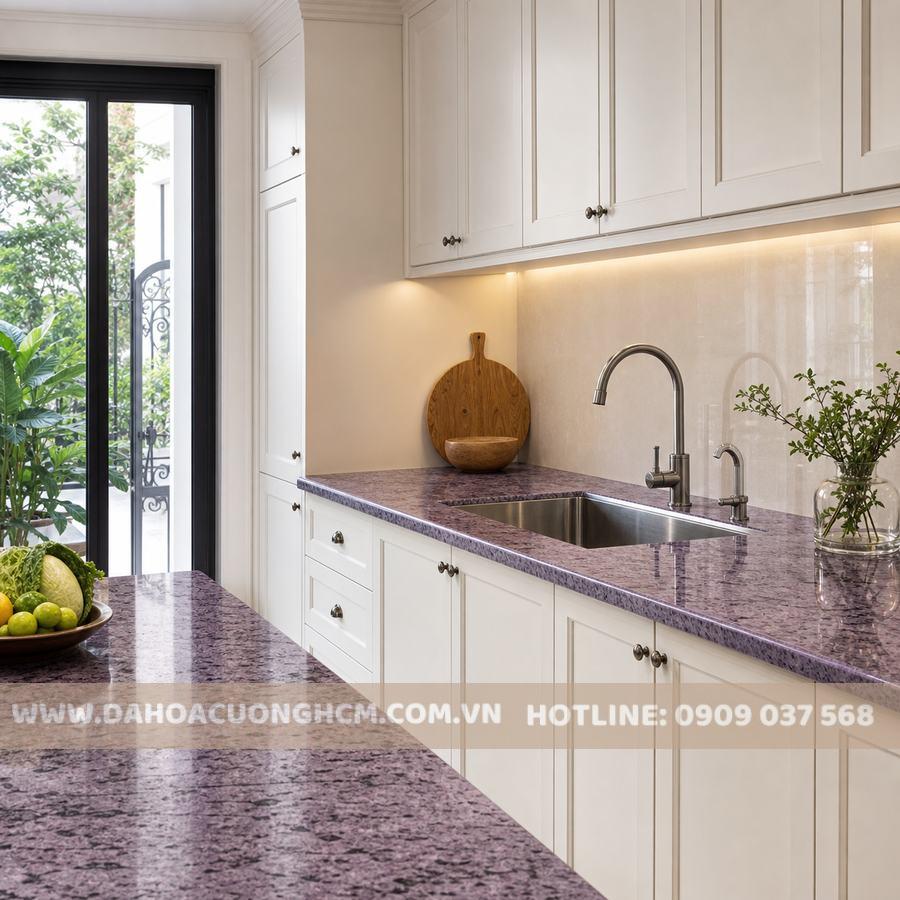 Đá Tím Hoa Cà ốp mặt bếp trong nhà phố hiện đại
