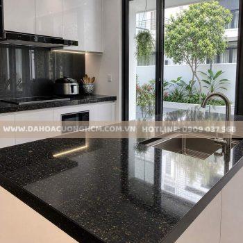 Đá granite đen kim sa làm mặt bếp hiện đại