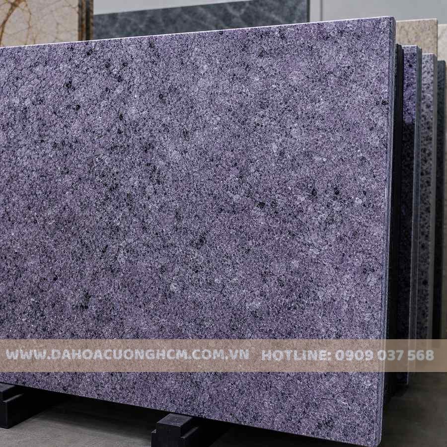 Mẫu đá granite Tím Hoa Cà trong showroom đá