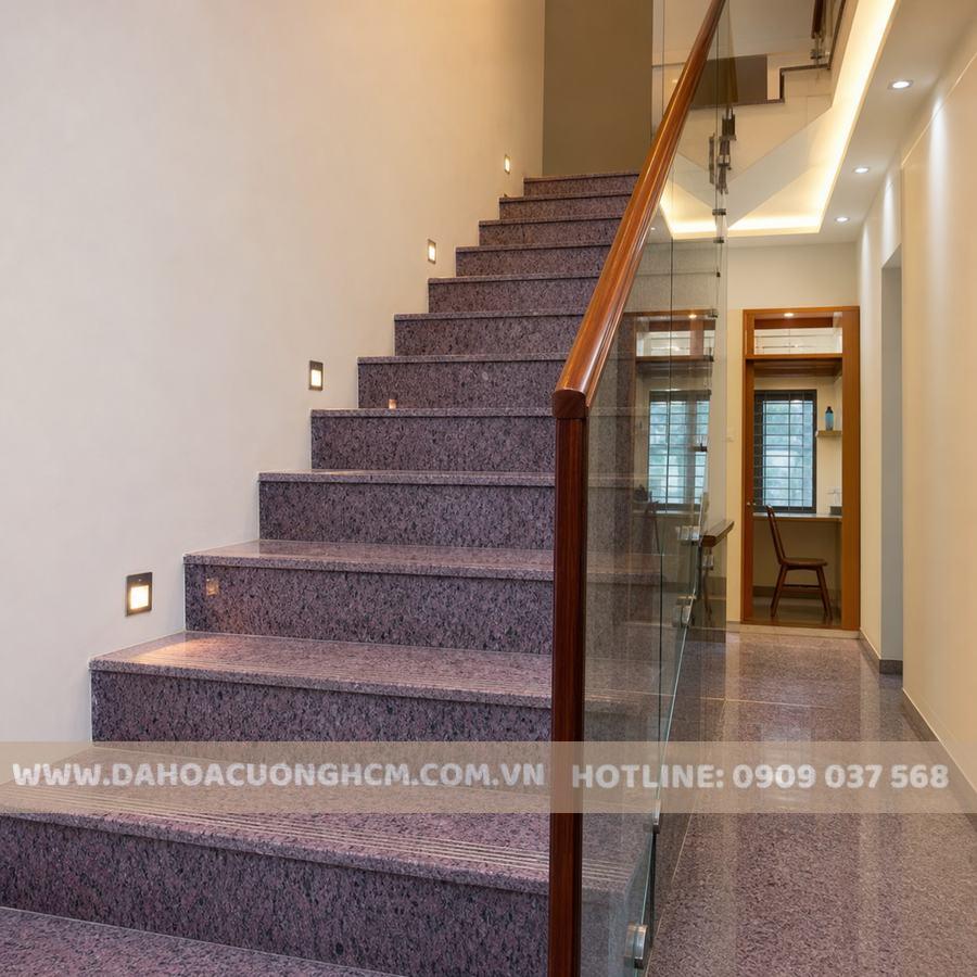 Cầu thang đá Tím Hoa Cà sang trọng trong nhà phố