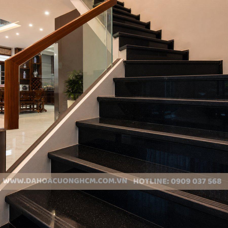 Cầu thang đá granite đen trong nhà phố hiện đại