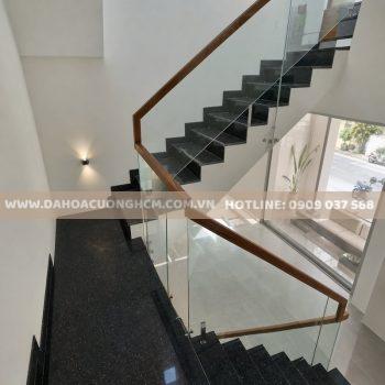 đá ốp cầu thang granite đen kim sa cho nhà phố TPHCM