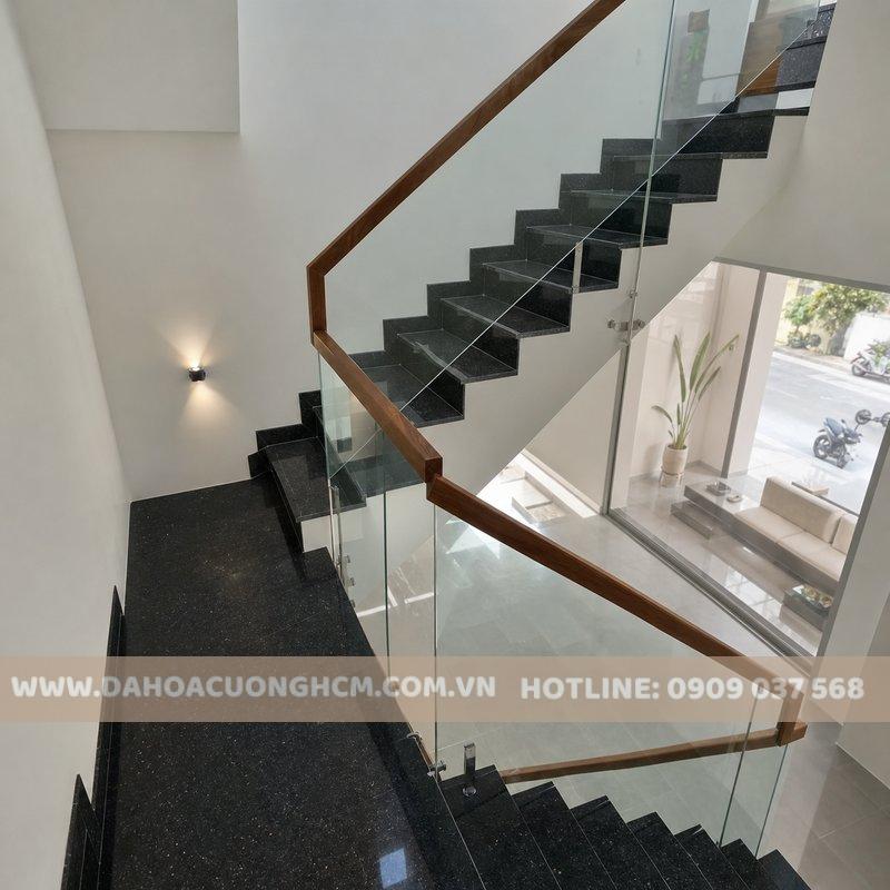 đá ốp cầu thang granite đen kim sa cho nhà phố TPHCM